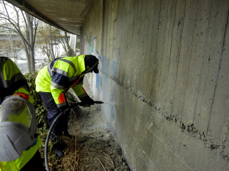 Jak usunąć graffiti z elewacji?