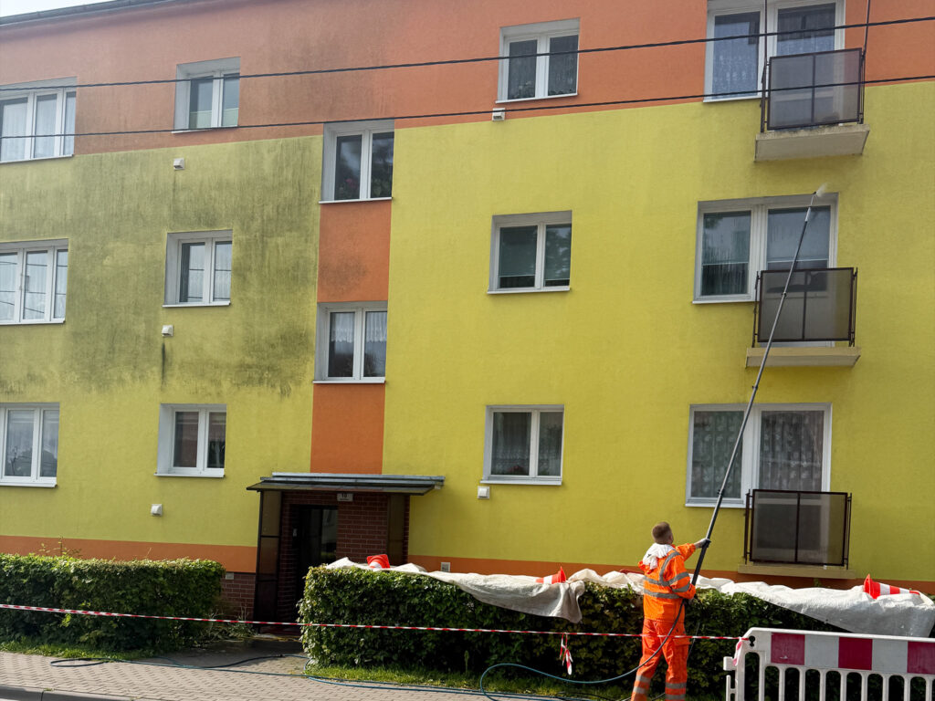 mycie elewacji bloku mieszkalnego w Wąbrzeźnie