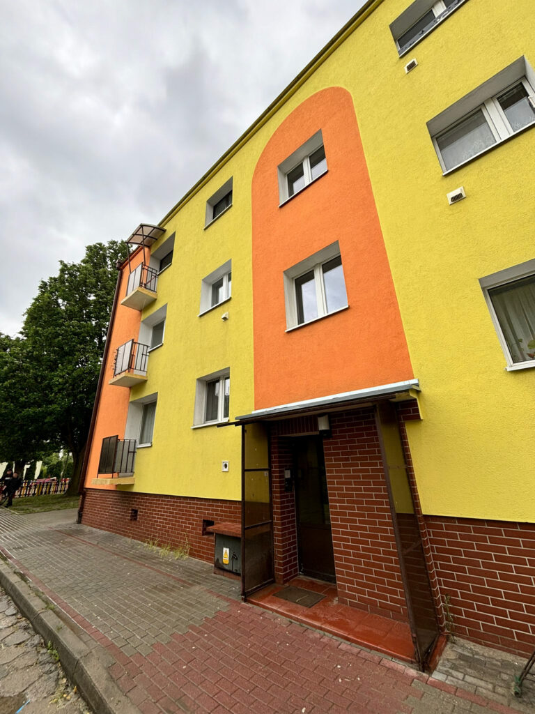 mycie elewacji bloku mieszkalnego w Wąbrzeźnie