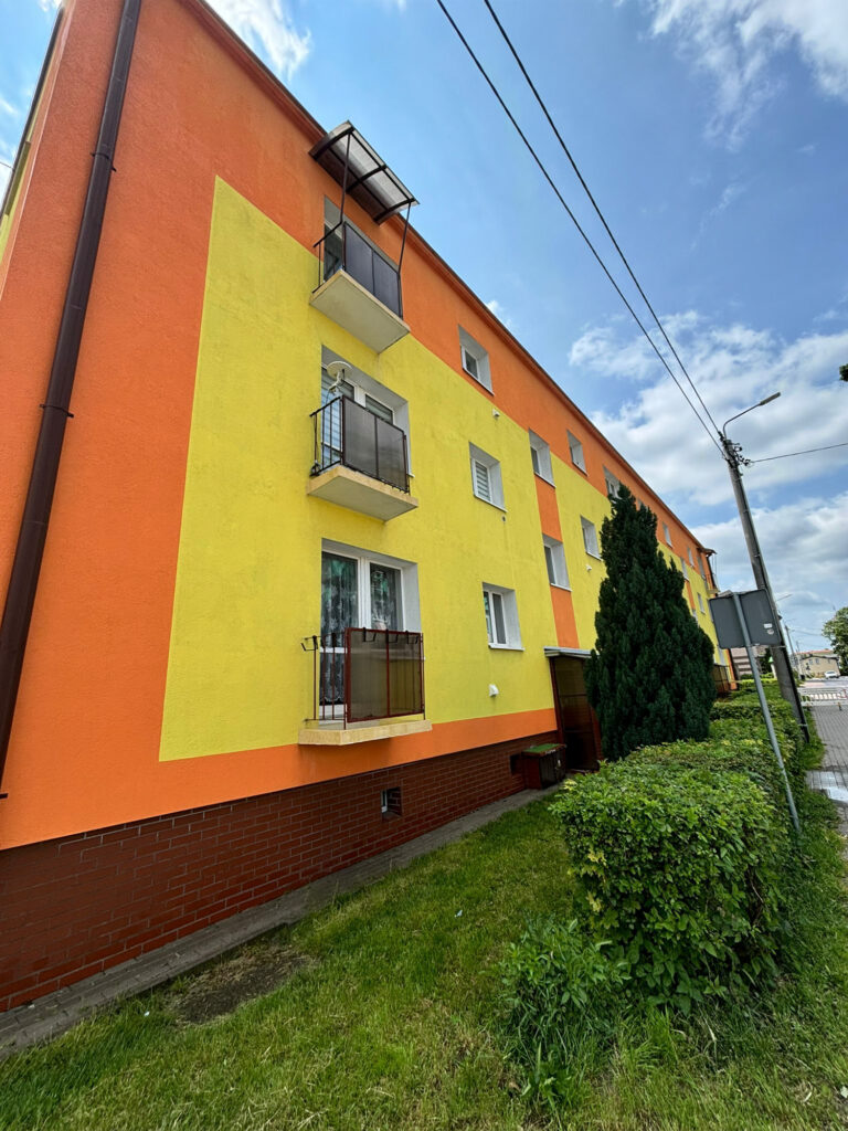 mycie elewacji bloku mieszkalnego w Wąbrzeźnie