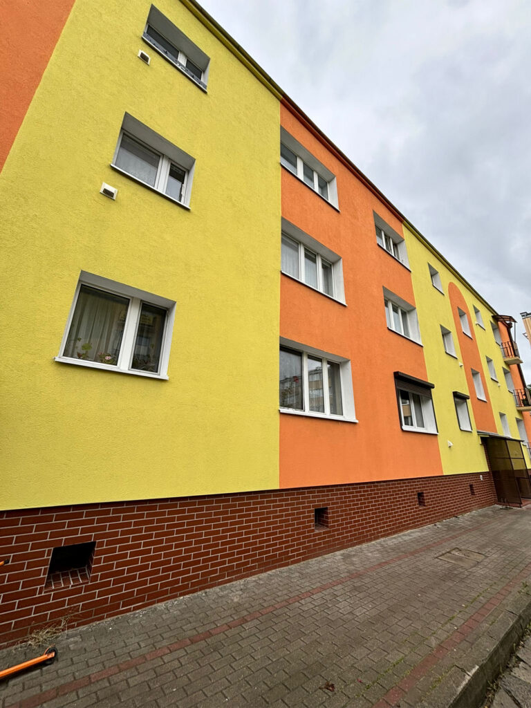 mycie elewacji bloku mieszkalnego w Wąbrzeźnie