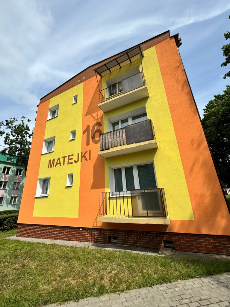 mycie elewacji bloku mieszkalnego w Wąbrzeźnie