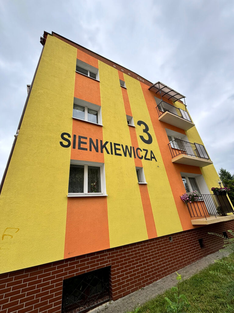 mycie elewacji bloku mieszkalnego w Wąbrzeźnie