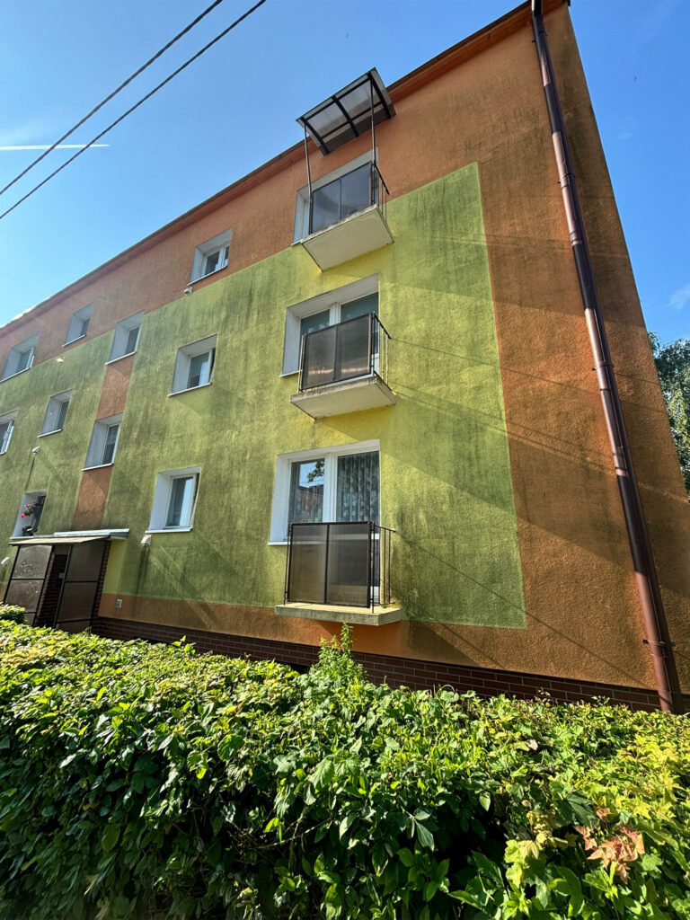 mycie elewacji bloku mieszkalnego w Wąbrzeźnie