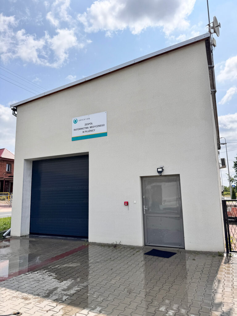 mycie elewacji budynku Zespołu Ratownictwa Medycznego w Płużnicy