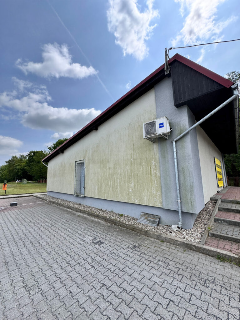 mycie elewacji budynku Zespołu Ratownictwa Medycznego w Płużnicy