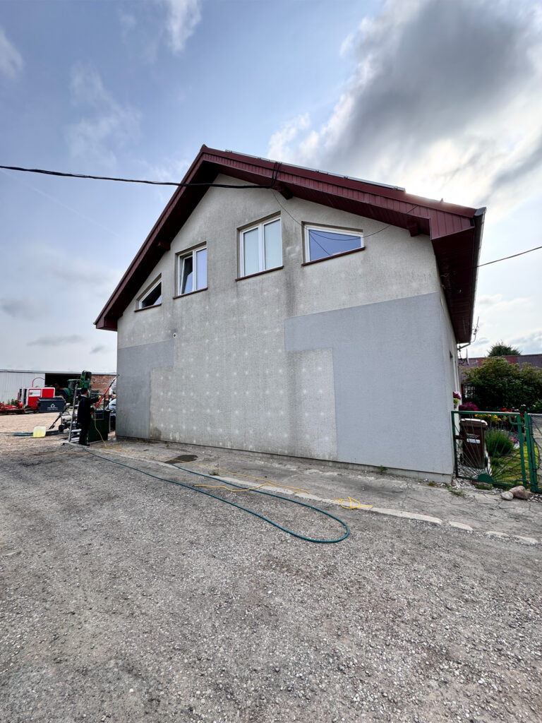 mycie elewacji budynku Zespołu Ratownictwa Medycznego w Płużnicy