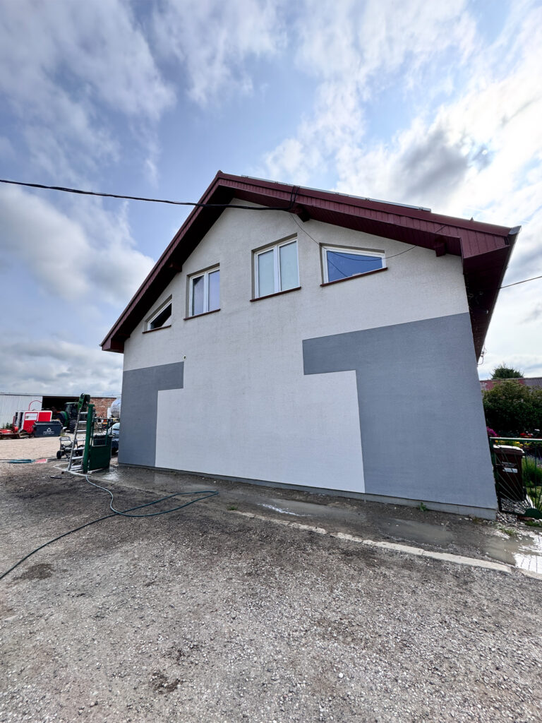 mycie elewacji budynku Zespołu Ratownictwa Medycznego w Płużnicy