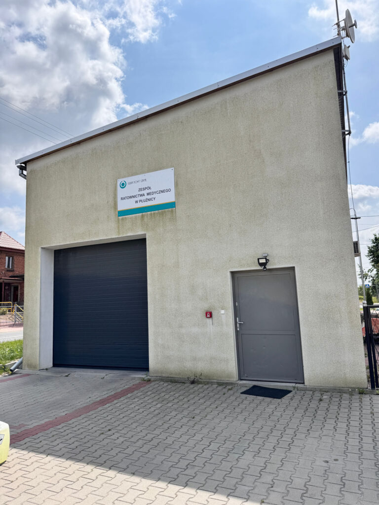 mycie elewacji budynku Zespołu Ratownictwa Medycznego w Płużnicy