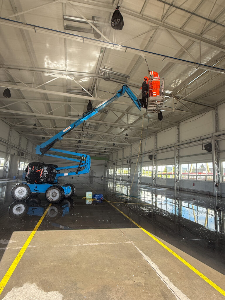 mycie sufitu hali przemysłowej