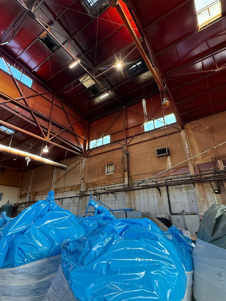 czyszczenie hali produkcyjnej - przed