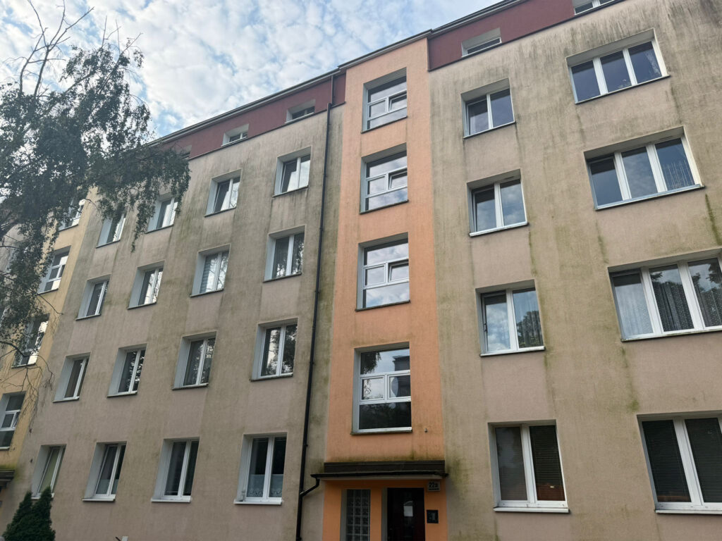 elewacjia bloku przed czyszczeniem