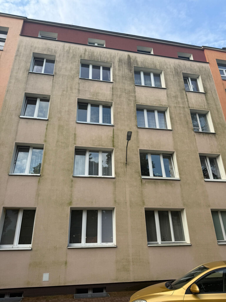 elewacjia bloku przed czyszczeniem
