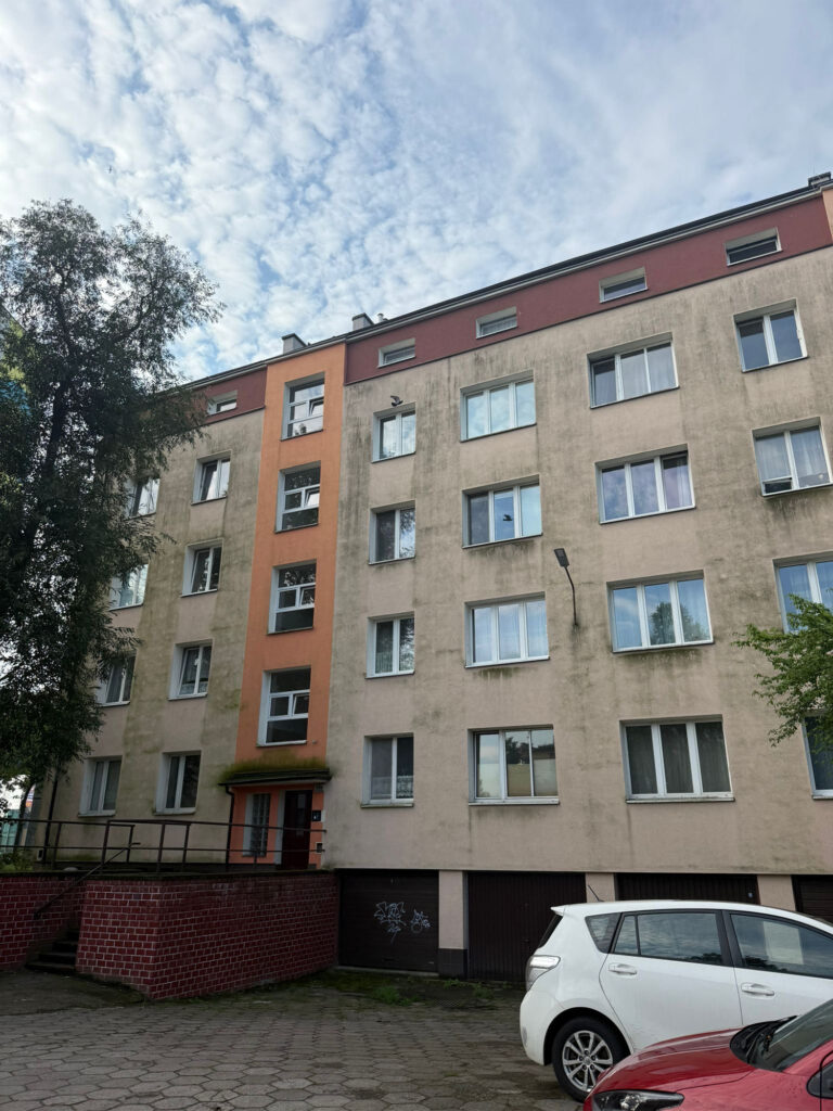 elewacjia bloku przed czyszczeniem
